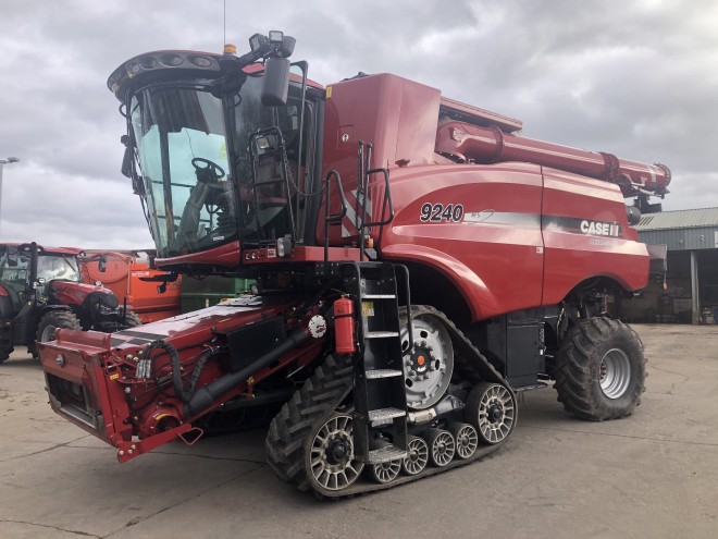 Case IH Axial Flow 9240 C/W Redekop X-tra chop system and tracks 35ft header