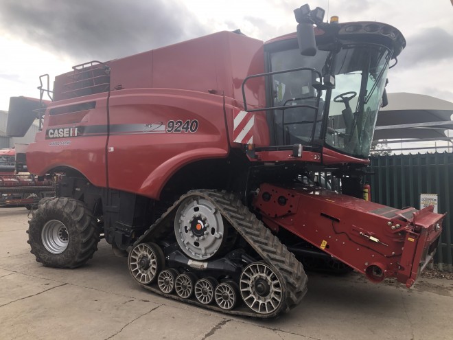 Case IH Axial Flow 9240 C/W Redekop X-tra chop system and tracks 35ft header