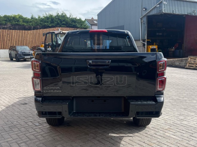 Isuzu D-MAX V-Cross Automatic Onyx Black