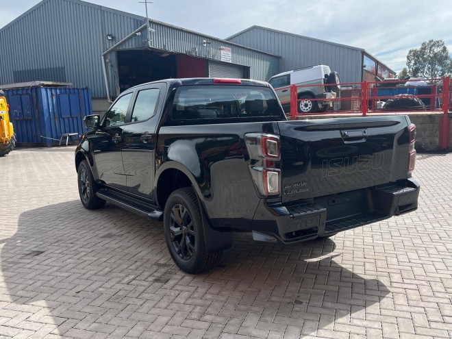 Isuzu D-MAX V-Cross Automatic Onyx Black