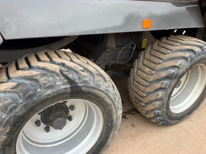 Massey Ferguson 2190 tandam axle baler