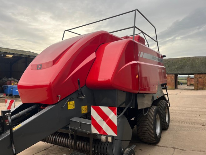 Massey Ferguson 2190 tandam axle baler