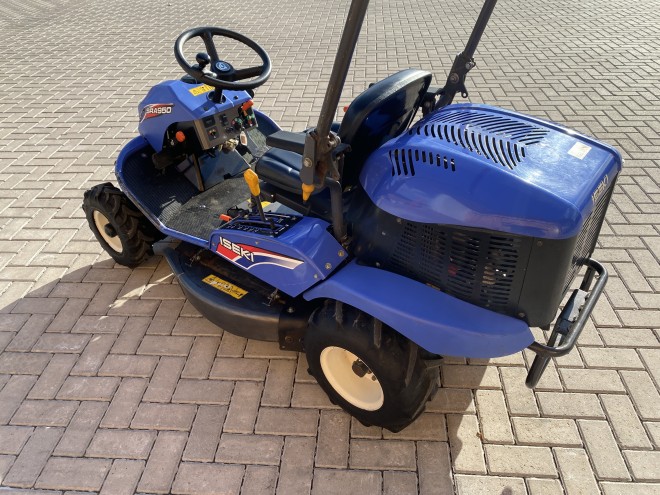 Iseki SRA 950 95cm Cut ride‐on bushcutter 4WD Hydrostatic